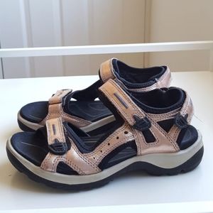 Ecco sandals size 7 fits like a 6